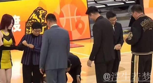 不给冠军面子?为王博颁戒指掉地上,楼明更衣室领奖,球迷:太教条了 不给冠军面子?为王博颁戒指掉地上,楼明更衣室领奖,球迷:太教条了